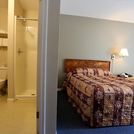 Blue Bell Inn Fort Nelson Bagian luar foto