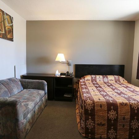 Blue Bell Inn Fort Nelson Bagian luar foto