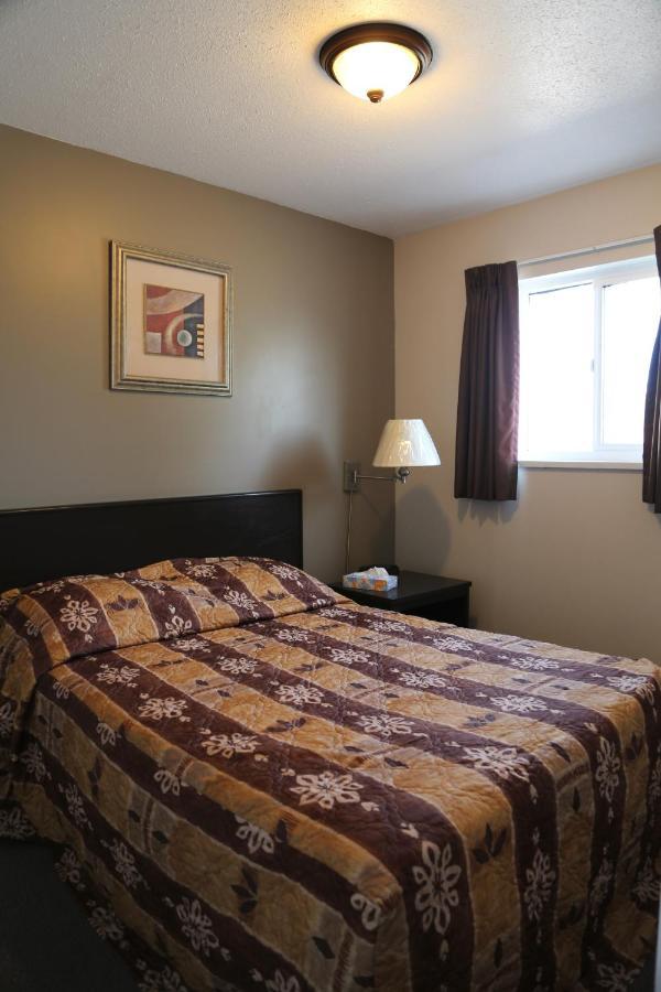 Blue Bell Inn Fort Nelson Bagian luar foto