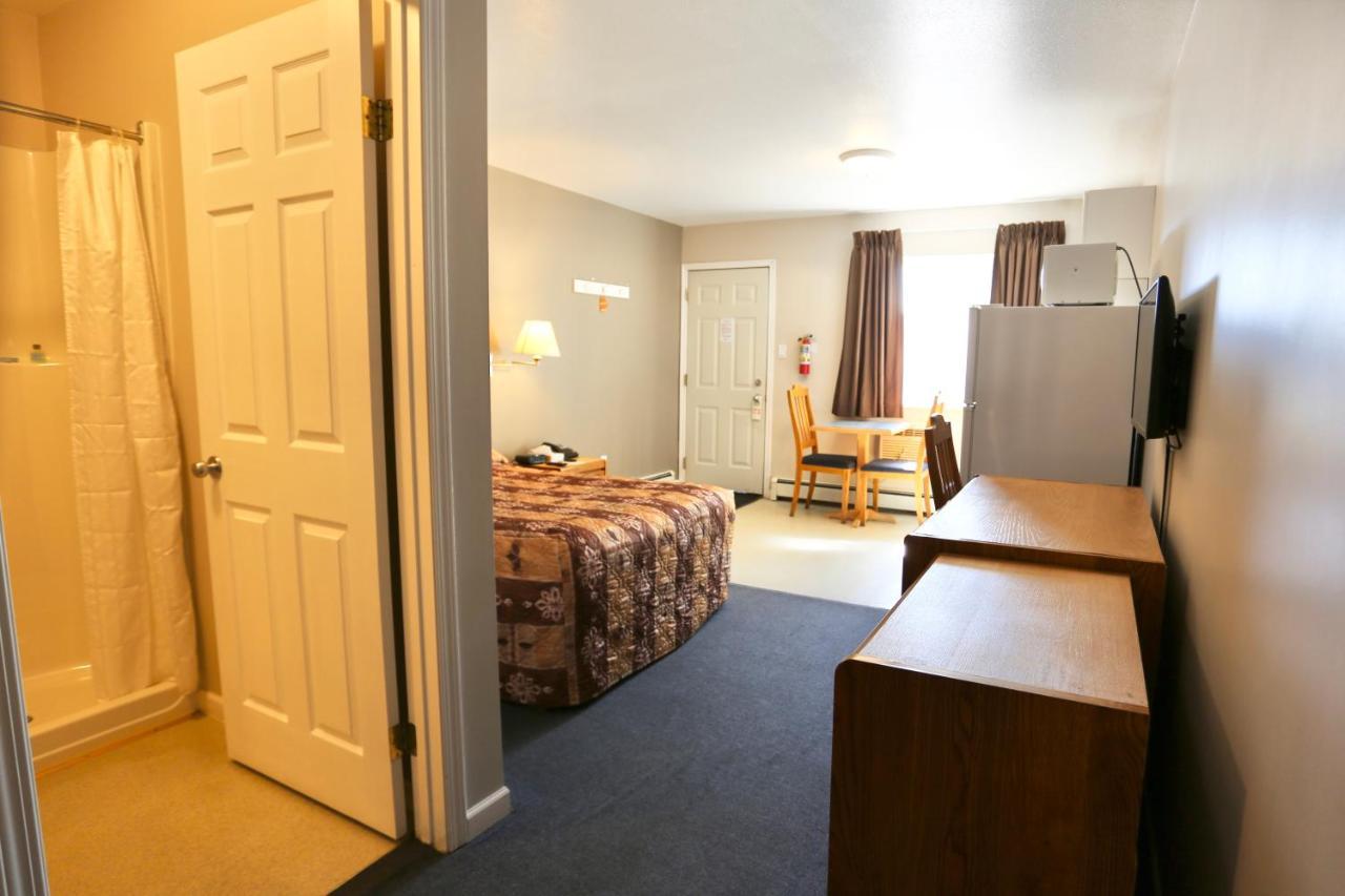 Blue Bell Inn Fort Nelson Bagian luar foto