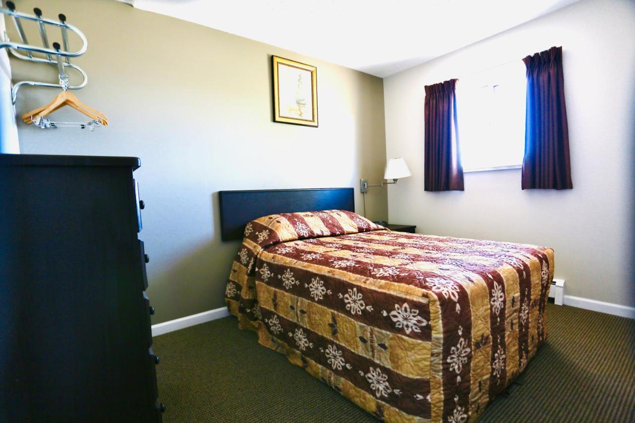 Blue Bell Inn Fort Nelson Bagian luar foto