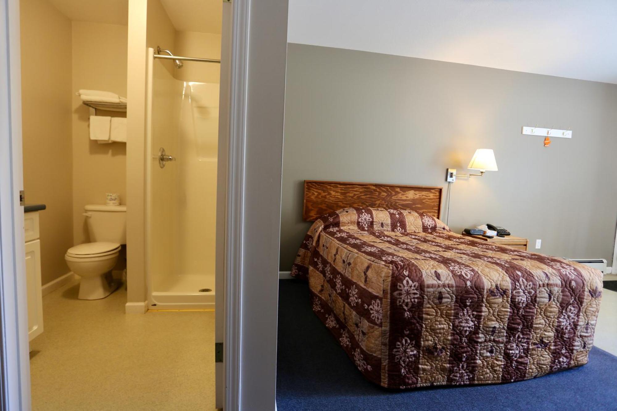 Blue Bell Inn Fort Nelson Bagian luar foto