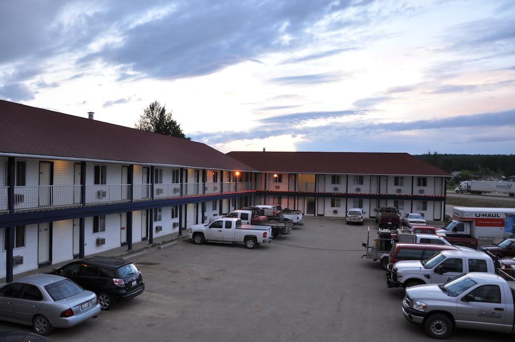 Blue Bell Inn Fort Nelson Bagian luar foto